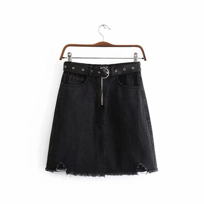 Fekete színű női szoknya derekán övvel