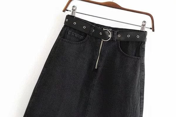 Fekete színű női szoknya derekán övvel