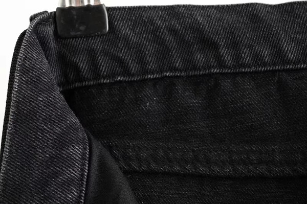 Fekete színű női szoknya derekán övvel