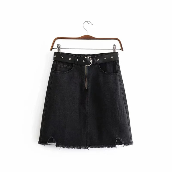 Fekete színű női szoknya derekán övvel
