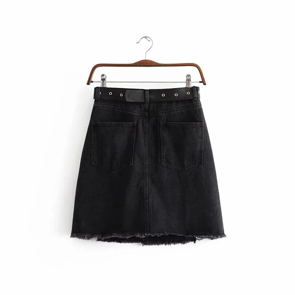 Fekete színű női szoknya derekán övvel