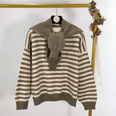 Csíkos női pulóver kapucnival