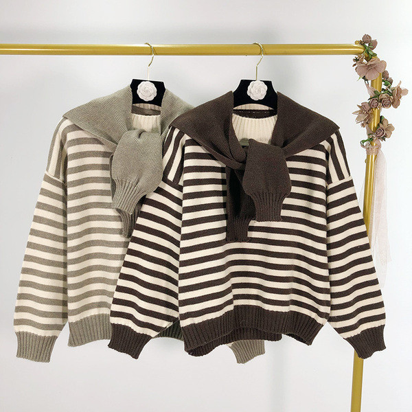 Csíkos női pulóver kapucnival