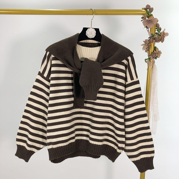 Csíkos női pulóver kapucnival