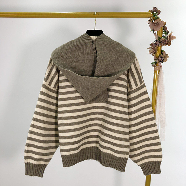 Csíkos női pulóver kapucnival