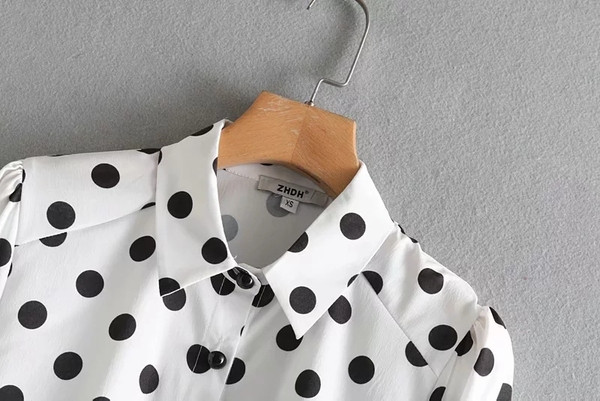 Cămașă de damă modernă cu buline de culoare albă