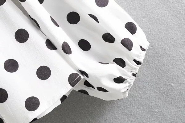 Cămașă de damă modernă cu buline de culoare albă