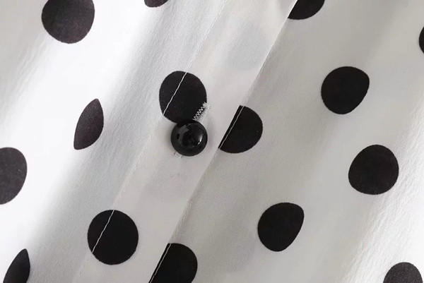 Cămașă de damă modernă cu buline de culoare albă