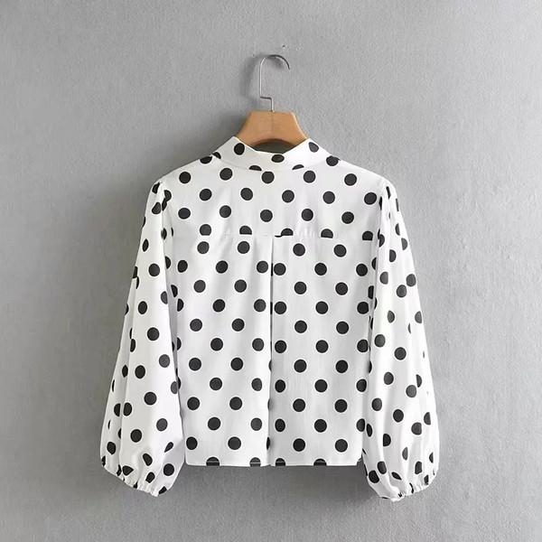 Cămașă de damă modernă cu buline de culoare albă