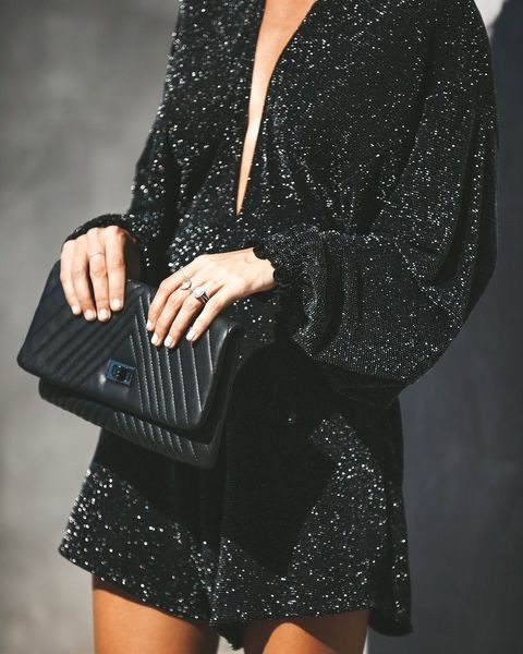 Modern női overál mély nyakkivágással és hosszú ujjal, két színben