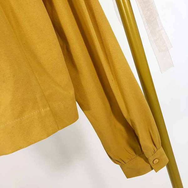 Cămașă scurtă de damă cu guler și nasturi clasici