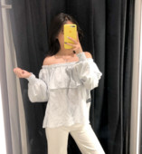 Női blúz csupasz váll és hosszú ujjú fehér színben