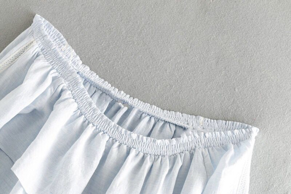 Női blúz csupasz váll és hosszú ujjú fehér színben