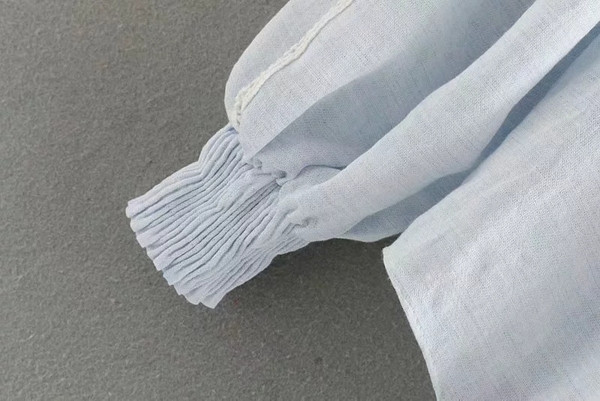 Női blúz csupasz váll és hosszú ujjú fehér színben