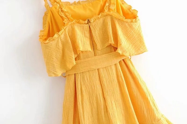 Modern női ruha vékony pántokkal, sárga színben