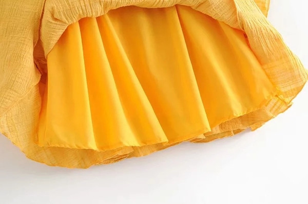 Modern női ruha vékony pántokkal, sárga színben