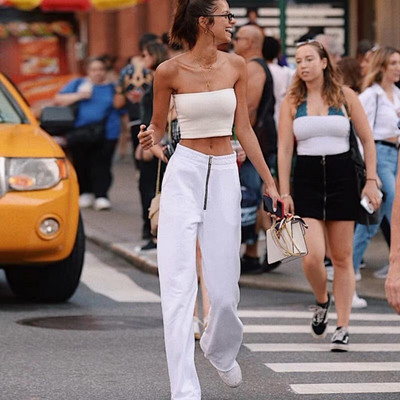 Дамски ежедневен панталон в бял цвят - широк модел