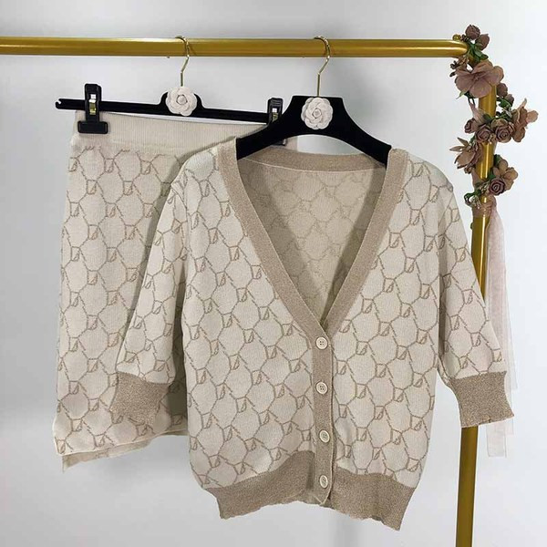 Set de fusta si vesta de dama cu maneci scurte