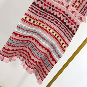 Vékony kötésből készült női ruha gombokkal és rövid ujjal