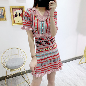 Vékony kötésből készült női ruha gombokkal és rövid ujjal