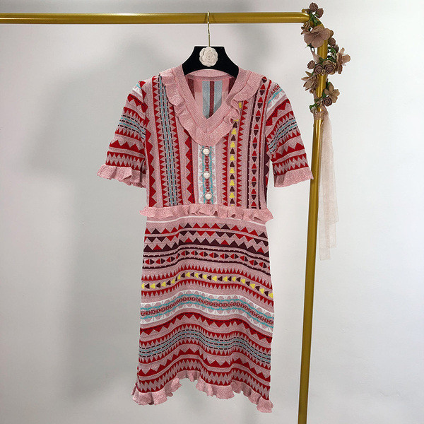 Vékony kötésből készült női ruha gombokkal és rövid ujjal