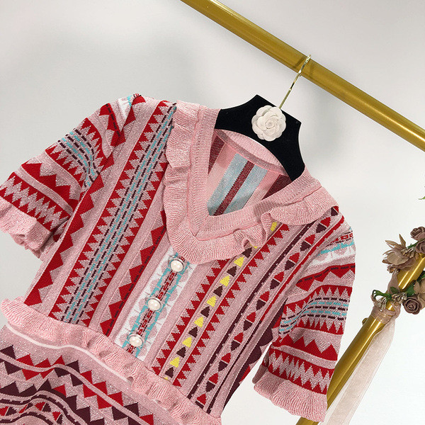 Vékony kötésből készült női ruha gombokkal és rövid ujjal