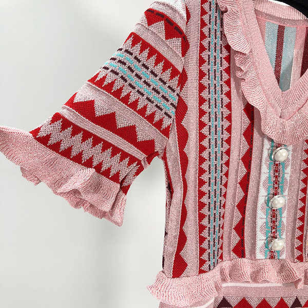 Vékony kötésből készült női ruha gombokkal és rövid ujjal