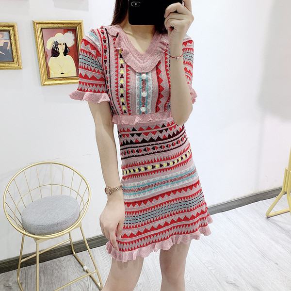 Vékony kötésből készült női ruha gombokkal és rövid ujjal