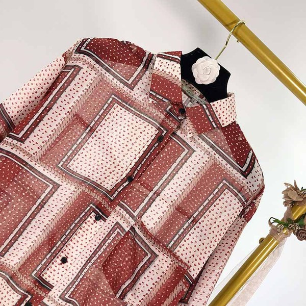 Cămașă lungă de damă cu buzunar și model cu model