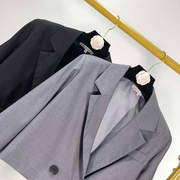 Rövid, hosszú ujjú női kabát, két színben