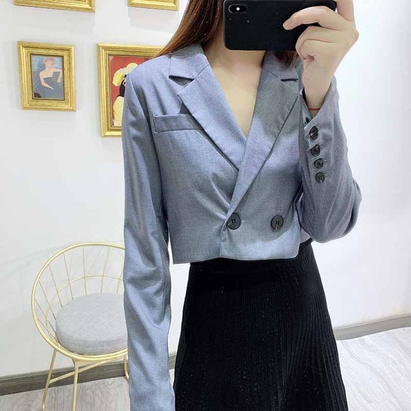 Rövid, hosszú ujjú női kabát, két színben