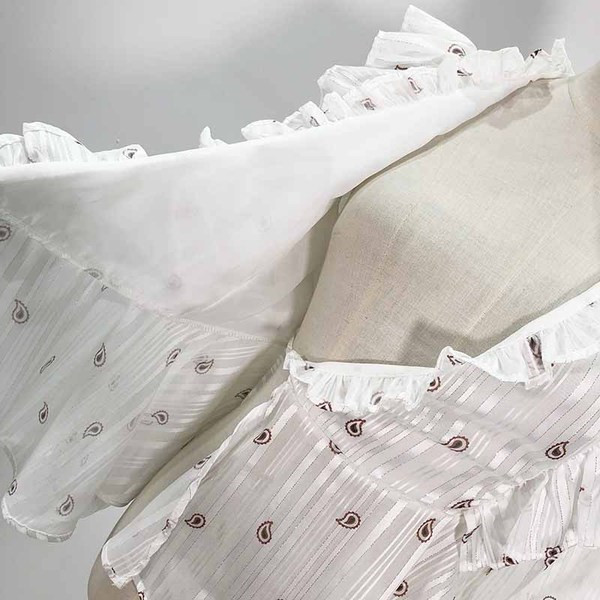 Bluză de damă cu decolteu în V adânc și legături în talie