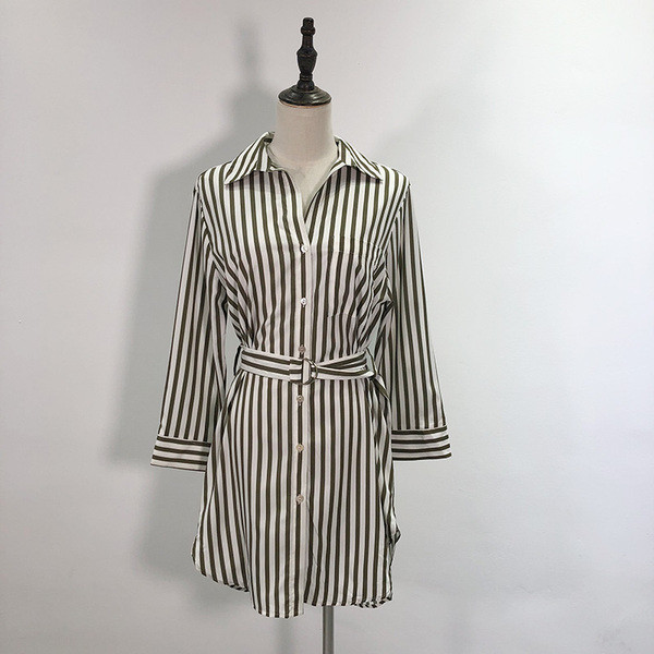 Csíkos női ruha hosszú ujjal és gombokkal