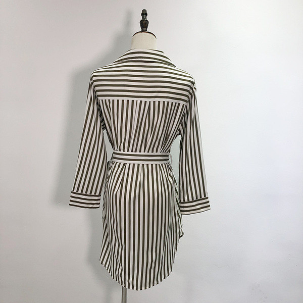 Csíkos női ruha hosszú ujjal és gombokkal