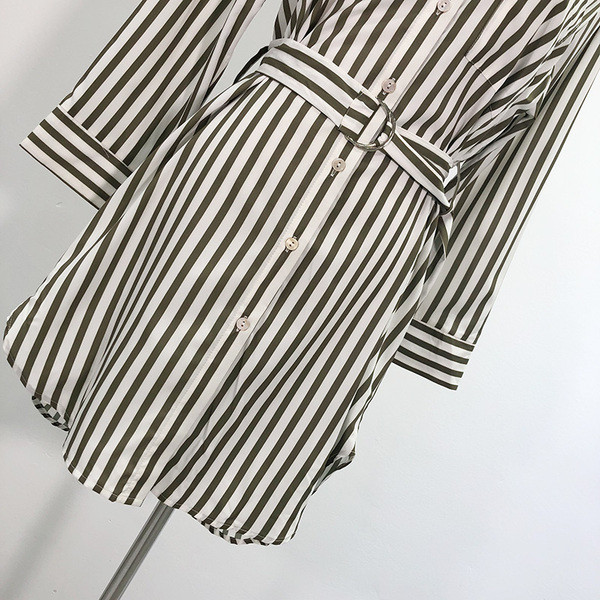 Csíkos női ruha hosszú ujjal és gombokkal