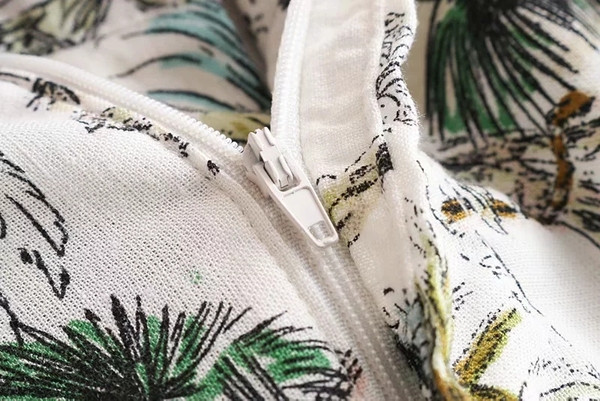 Pantaloni scurti de dama cu aplicatie si talie inalta