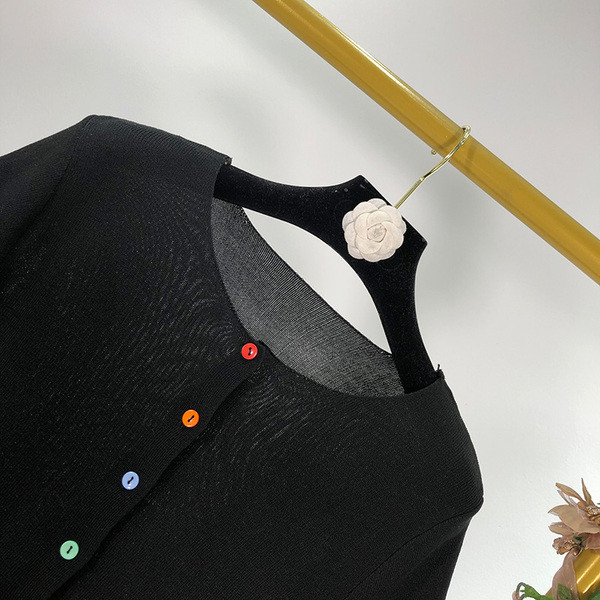 Bluza scurta de dama din tricotat subtire si nasturi colorati