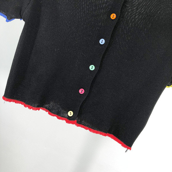 Bluza scurta de dama din tricotat subtire si nasturi colorati