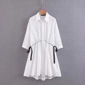 Modern női ruha, fehér derékkötővel