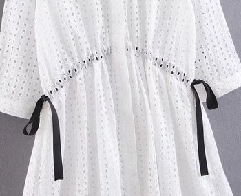 Modern női ruha, fehér derékkötővel