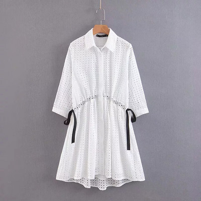 Modern női ruha, fehér derékkötővel