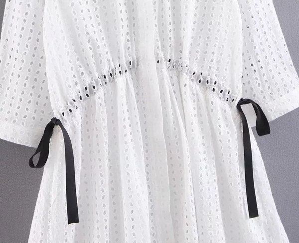 Modern női ruha, fehér derékkötővel