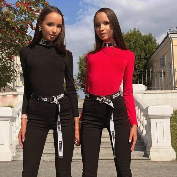 Modern női body fekete és piros színben, hosszú ujjal