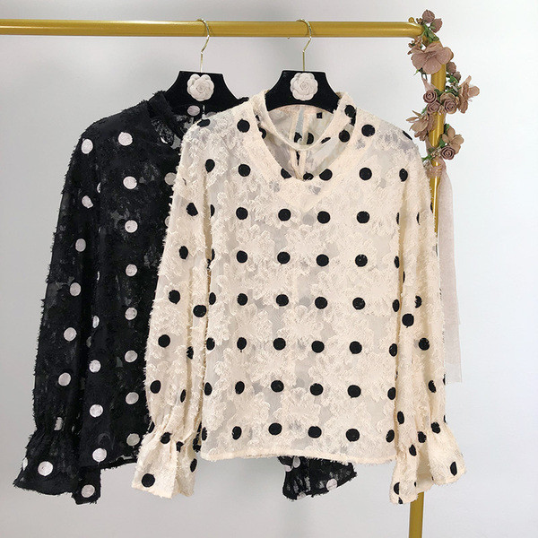 Elegáns női blúz, hosszú ujjú fehér és fekete, pöttyös színben