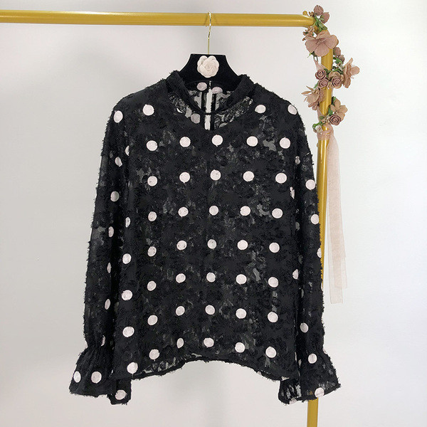 Elegáns női blúz, hosszú ujjú fehér és fekete, pöttyös színben