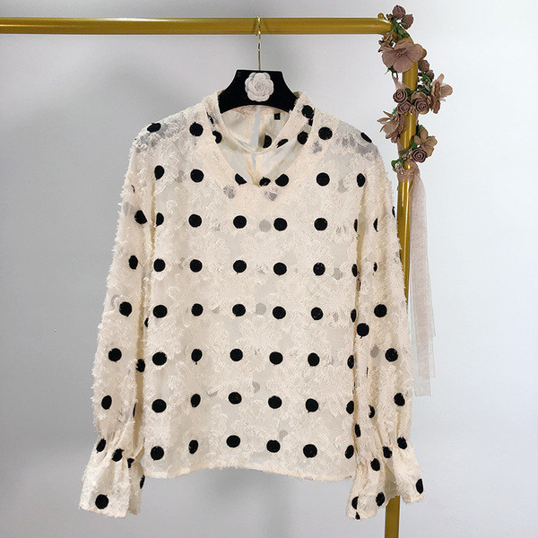 Elegáns női blúz, hosszú ujjú fehér és fekete, pöttyös színben