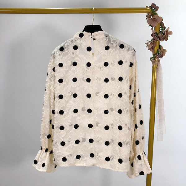 Elegáns női blúz, hosszú ujjú fehér és fekete, pöttyös színben