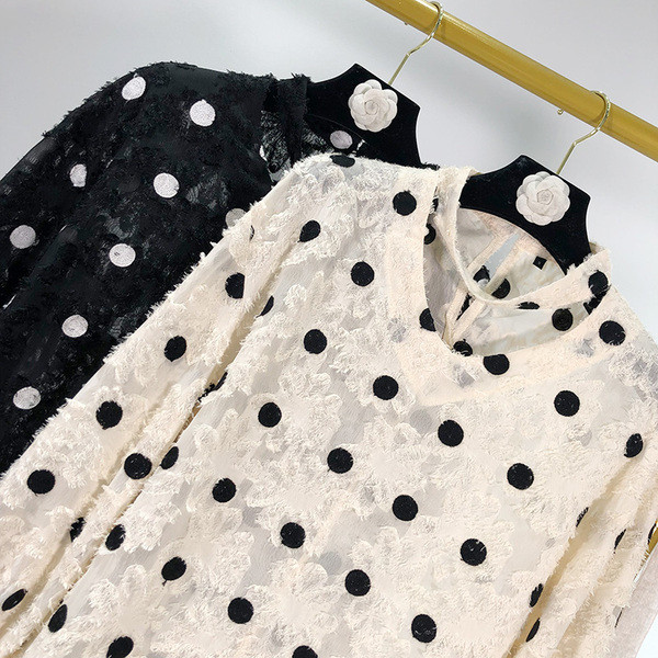 Elegáns női blúz, hosszú ujjú fehér és fekete, pöttyös színben