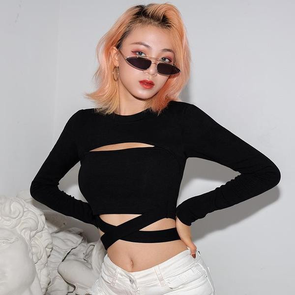 Női modern rövid fekete blúz, hosszú ujjal