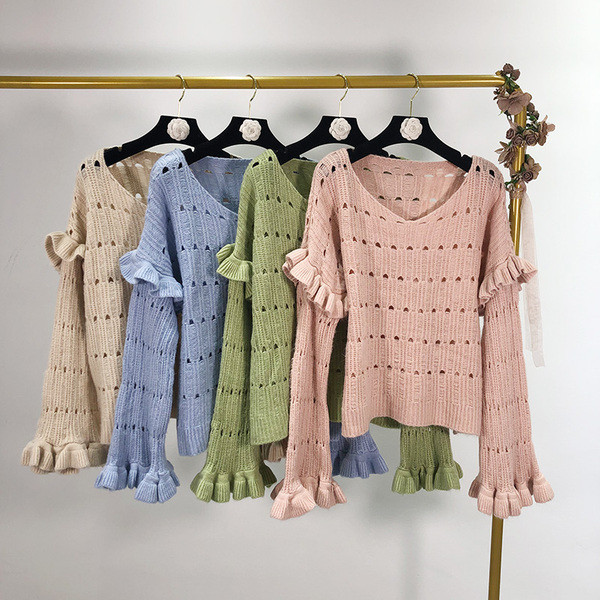 Vékony kötésből készült, széles ujjú női pulóver